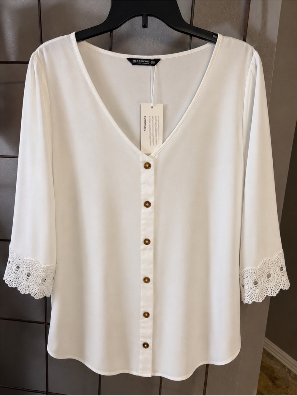 BloomChic White Button-Front Blouse with Lace Sleeve Trim size 1X (14-16) - Picture 5 of 12